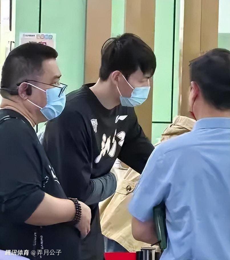 萧海龙顿时吓的面色苍白，豆大的汗水不停地往下掉。